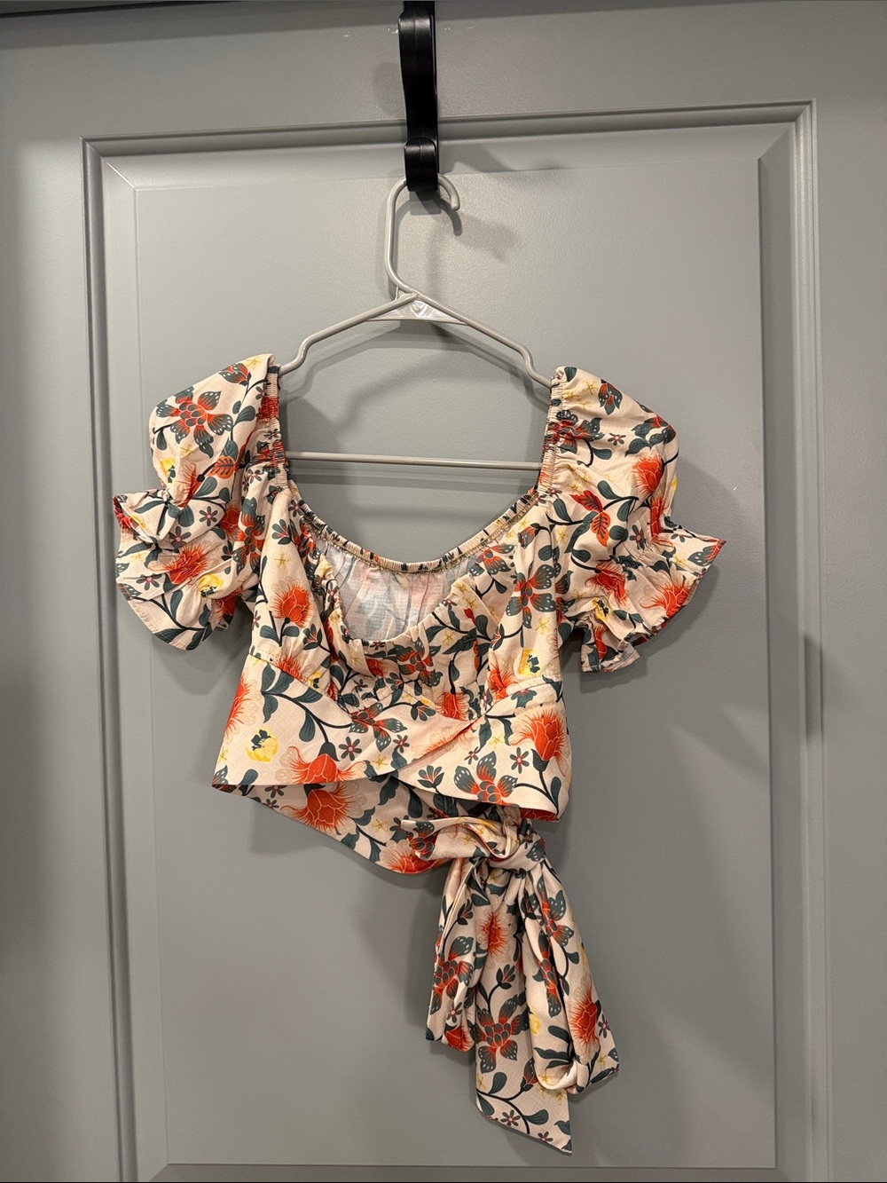 SHEIN Cream Floral Tie-Waist Puff Sleeve Crop Top with Coral Accents